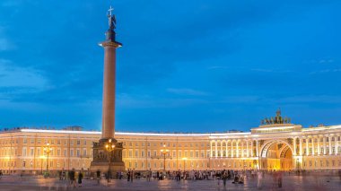 Alexander Sütununun Saray Meydanı 'ndaki Gece Işıklandırması, St. Petersburg. Saint Petersburg 'daki Tarihi Merkezin Büyüleyici Gece Sahnesi' ni mimari ihtişamıyla gözler önüne seriyor.