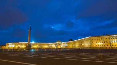 Geceyle Gündüz Geçişi Hiperlapesi: Alexander Sütunu 'nu Palace Square, St. Petersburg, Rusya' da aydınlattı. Saint Petersburg Tarihi Merkezi 'nin Dönüşümlü Güzelliğini Yakalamak