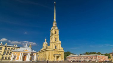 Citadel 'in Büyüsü: Peter ve Paul Fortress Timelapse Hiperlapse. Petropavlovskaya Krepost, Iconic Landmark, St. Petersburg, Rusya. Mavi Bulutlu Gökyüzüne Karşı Ön Görünüm