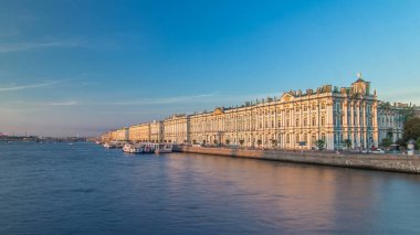 Açık bir yaz gününde, Saint Petersburg 'da, Waterfront Timelapse Hiperlapse Sarayı' ndaki Winter Palace ve Pier. Saray Köprüsü 'nden günbatımı Görünümü Sahnenin Görkemini Arttırır
