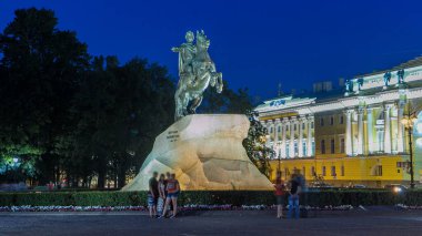 Gündüzden Geceye Hiperlapa: Büyük Anıt Peter (Bronz Atlı) Senato Meydanı, St. Petersburg, Rusya. Yaz Gecelerinde Keşif Turistleri