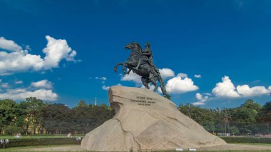 Bronz Süvari Anıtı Timelapse Hiperlapse, Saint Petersburg, Rusya. Rusya İmparatoru Büyük Peter 'ın Görkemli Manzarası Mavi Bulutlu Gökyüzü ve Arkaplan Yeşil Ağaçlar