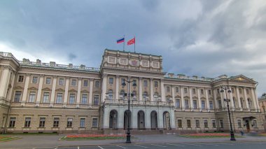 Saint Petersburg Yasama Meclisi: Iconic Mariinsky Sarayı 'nın Hiperlapse Zamanlaması, Tarihi Konut Binası Hükümet Faaliyetleri, Bulutlu Fırtınalı Gökyüzü, Öncü Yağmur, Petersburg, Rusya