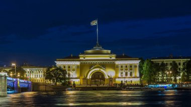Büyüleyici Beyaz Gece Aydınlanması: Neva Nehri Rıhtımı 'nın Deniz Kuvvetleri İnşaat ve Saray Köprüsü' yle Zaman Hızlandırması, Suya Yansıması, St. Petersburg, Rusya