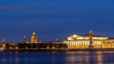 Muhteşem Timelapse Hiperlapse Manzarası: Eski Borsa, Rostral Sütunlar ve Rusya 'nın St. Petersburg kentinde bulunan Mytninskaya Katedrali