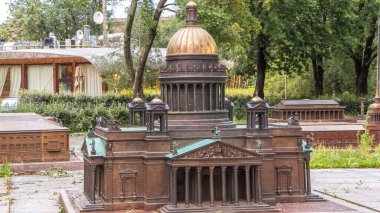 Alexander Park 'taki Büyüleyici Minyatür Şehir: St. Isaac Katedrali' nin Lush Yeşilliği 'nin Ortasındaki Zaman Çizelgesi, St. Petersburg