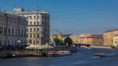 Fontanka Nehri 'nin kıyısı Hiperlapse Timelapse, Saint-Petersburg, Rusya' daki Anichkov Köprüsü 'nden alındı. Berrak Mavi Gökle Nefes Kesen Manzaralar