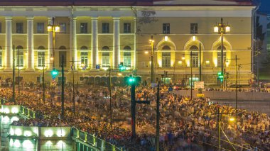 Vasilyevsky Adası Gece Manzarası ve Birzhevoy Köprüsü Kalabalığı Çatı, Saint Petersburg, Rusya 'dan. Görkemli Şehir Gökyüzü Altında Aydınlandı