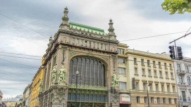 Eliseevsky Mağazası yakınlarındaki Dynamic Nevsky Prospect Trafiği Hiperlapse, N.P. Bulutlu Gökyüzüne Karşı Akimova Komedi Tiyatrosu. St. Petersburg, Rusya.