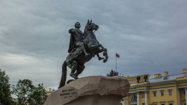 Bronz Süvari Anıtı Timelapse Hiperlapse, Saint Petersburg, Rusya. Rusya İmparatoru Büyük Peter 'ın Bulutlu Gökyüzü ve Deniz Kuvvetleri' nin arka plandaki görkemli manzarası