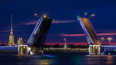 Peter 'ın Kalesi ile Paul Kalesi arasındaki Açılan Saray Köprüsü' nün Romantik Manzarası. St. Petersburg 's White Nights' ın Klasik Sembolü