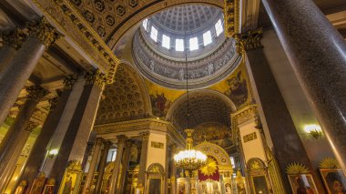 Tanınmış Rus Sanatçılar 'ın Kazan Katedrali Zaman Çizelgesi, Gösteriş Kaplaması Entrika Sütunları, Heykeller ve İkonik Sanat Eserleri. Saint Petersburg, Rusya