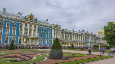 Zaman atlaması, Rusya 'nın St. Petersburg kentinin 25 km güneydoğusundaki Tsarskoye Selo (Puşkin)' da bulunan Rokoko mücevheri Catherine Palace 'ın ihtişamını yansıtıyor.