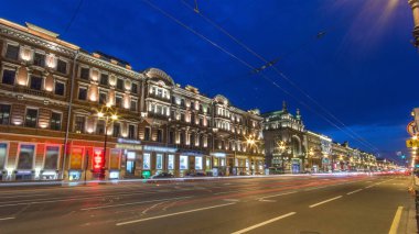 Nevsky Prospekt Bulvarı 'ndaki gece trafiği St. Petersburg Timelapse' da. Dinamik Hareket ve Yoğun Yol Sahnesi. Aydınlatılmış tarihi binalar