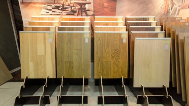 Çeşitli renk paletlerinin en iyi örnekleri - ahşap zemin zaman ayarlı stop hareketi. Mağaza vitrininde kendilerini değiştiriyorlar. Görünüyor ve kayboluyor.