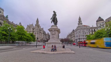 Kral IV. Peter ve Porto belediye binasının anısına sahip Liberdade Meydanı, Bulutlu bir günde zaman aşımına uğramış panoramik manzara, Porto, Portekiz