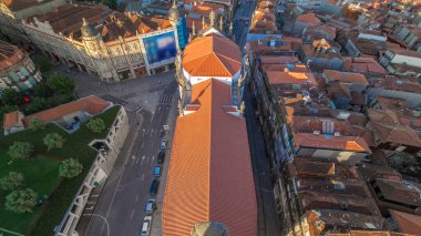 Porto Katedrali - Porto 'daki Klerigos Kulesi' nden günbatımından önce panoramik manzara, Portekiz
