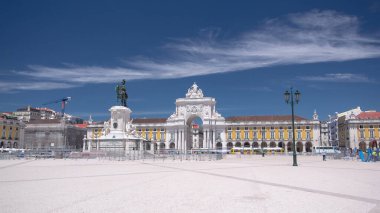 Portekiz 'in Lizbon şehrinde Kral I. Jose' nin heykeli ile ticaret meydanı Avrupa 'nın en büyük meydanlarından biridir.