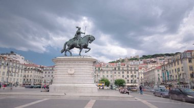 Baixa Downtown bölgesinde Figueira Meydanı. Kral Dom Joao I heykeli ve Sao Jorge Kalesi tepe timelapse hyperlapse üstüne