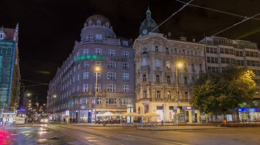Gece timelapse hyperlapse, Prag'da Wenceslas meydanında alacakaranlıkta zaman. Tramvay parça ve trafik yolda. Meydanı Prag merkezi bulunmaktadır. Çek Cumhuriyeti.