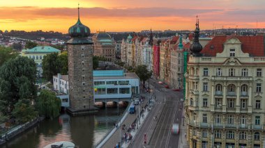 Sitkovska su kulesi zaman çizelgesi ve Prag 'ın eski şehir merkezinde gün batımında trafik. UNESCO 'nun Dünya Mirası Alanı. Dans salonunun tepesinden hava görüntüsü