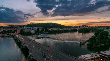 Prag Tepesi Petrin 'deki hava manzarası Baykuş Mills ve Jirasek Köprüsü' nden gece gündüz güzel renkli gökyüzü ve Çek Cumhuriyeti ile birlikte. Dans salonunun tepesinden bak