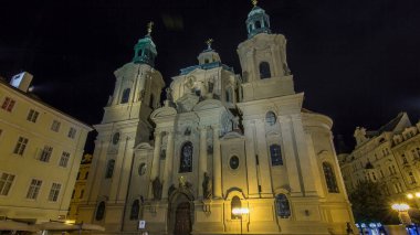 Aziz Nikolaos Kilisesi gece timelapse hyperlapse Prag, Çek Cumhuriyeti. Eski Şehir Meydanı'nda bulunmaktadır