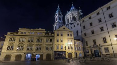 Işıklı malostranske namesti görünümünü gece Prag'da Prag Kalesi ve Kilisesi için ünlü olduğu hemen altında hangi yalanlar nicolas saint timelapse hyperlapse kare. Prague, Çek Cumhuriyeti