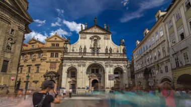 St Salvator Kilisesi timelapse hyperlapse. Prag - Clementinum, Çek Cumhuriyeti tarihi karmaşık parçası. Mavi bulutlu gökyüzü ve yolda trafik