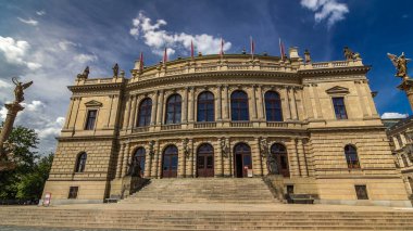 Rudolfinum Prag timelapse hyperlapse, güzel bir neo-Rönesans olduğu bina ev Çek Filarmoni Orkestrası için. Mavi bulutlu gökyüzü yaz gün