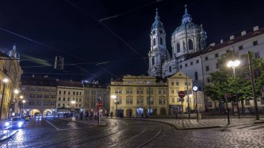 Prag 'daki Prag Kalesi' nin hemen altında yer alan ve Aziz Nicolas Kilisesi ile ünlü olan aydınlık malostranske namesti kare hiperlapsının gece panoramik görüntüsü. ÇEK CUMHURİYETİ
