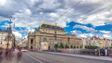 National Theater Legion Köprüsü'nden Prag'da Timelapse hyperlapse görünümü. Köprü geçen eski tramvay. Yolda trafik