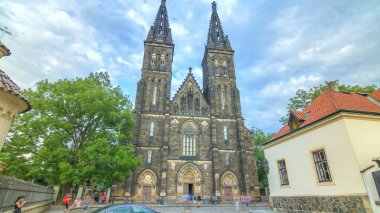 Vysehrad Kalesi, Prag Neo-Gotik Saint Peter ve Paul Katedrali timelapse hyperlapse. 2003 yılında kilise bazilika için Papa John Paul II tarafından yükseltilmiş.