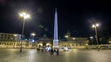 insanlar gece timelapse hyperlapse sırasında piazza del popolo üzerinde merkezi sütununun altında toplanıyor. Işıklı tarihi binalar ile göster
