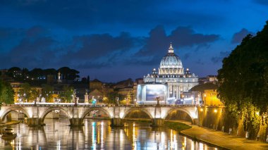 St. Peter Bazilikası, Saint Angelo Köprüsü ve Tiber Nehri gün batımından gece geçiş zamanına kadar. Güzel bulutlu gökyüzü ile köprüden manzara. Roma, İtalya
