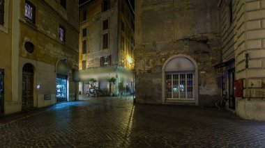 Roma timelapse hyperlapse sokaklarında Çeşme Trevi gösteren restoran ve insanlar bulanıklık gece Pantheon yürüme mesafesindedir. Gece çalıştırmak