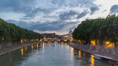 St. Peter Bazilikası, Saint Angelo Köprüsü ve Tiber Nehri gün batımından geceye geçiş zamanının aşırı hızlanması. Güzel bulutlu gökyüzü ile köprüden manzara. Roma, İtalya