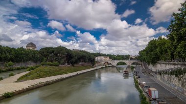 Isola Tiberina Timelapse hiperlapse Roma 'nın en büyük Tibera nehri adasıdır. Bu küçük ada Trastevere bölgesine giden yolda çekici bir turistik yerdir. Bulutlu gökyüzü ile köprüden görünüm