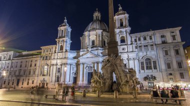 Geceleri dört ırmak timelapse hyperlapse Piazza Navona Sant'Agnese arka planda Agone kilise, Roma, İtalya, üzerinde tarih fontana aydınlatılmış. Turistler ve ışıklı eski binalar