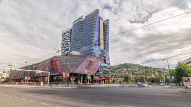 Saraybosna Şehir Merkezi 'ndeki gökdelenler ve alışveriş merkezleri büyük parlayan ekran hızlandırıcılı. Marsala Tita caddesinde trafik var.