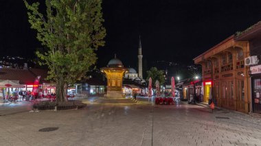 Sebilj çeşmesinden Bosna-Hersek 'in eski Saraybosna kentindeki Ferhadiye yaya sokağına hızlı bir yürüyüş. Birçok dükkan, restoran ve aydınlık yollarda gezmek.