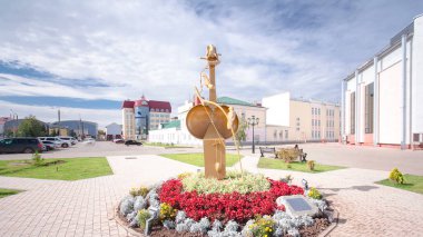 Uralsk 'ta Çiçekli Heykel ve Kazak Tiyatrosu Zaman Çizelgesi Hiperlapası Yapısı. Batı Kazakistan 'daki Kültürel Zenginliği Kutlayan Kasabanın Büyüleme Merkezi' ni keşfedin.