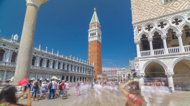 Campanile di San Marco (St Mark 's çan kulesi) ve Palazzo Ducale (Doge' s Palace), İtalya 'nın Venedik limanından. San Marco ve San Todaro birlikleri. Yazın mavi bulutlu gökyüzü