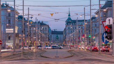Schwarzenbergplatz Meydanı 'ndaki Schwarzenberg Anıtı Viyana' daki geçiş zamanı. Avusturya. Tramvaylar ve arabalar kavşakta trafik