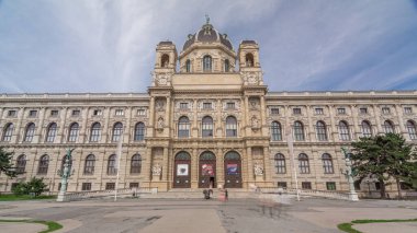 Avusturya 'nın başkenti Viyana' da bulunan ünlü Naturhistorisches Museum 'un (Doğal Tarih Müzesi) ön görünümü, park ve heykellerle hızlandırılmış zaman atlaması. Yeşil çimenler ve ağaçlar