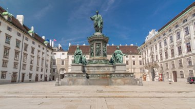 Kayzer Franz Joseph 'in heykeli Viyana' daki Hofburg Sarayı 'nda süratle ilerliyor. Hofburg Sarayı 'nın avlusunda yer alır. Güneşli bir günde mavi gökyüzü