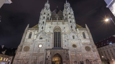 St. Stephen 's Katedrali ön manzara gecesi (Stephansdom, Domkirche St. Stephan), Viyana Katolik Başpiskoposluğu' nun ana kilisesi ve en uzun kiliselerden biri olan Stephansplatz, Avusturya