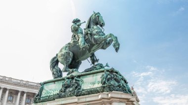 Heldenplatz, Viyana, Avusturya 'daki Hofburg Sarayı önünde Savoy Prensi Eugene' in binicilik heykeli (Prinz Eugen von Savoyen). Mavi bulutlu gökyüzü