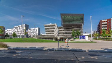 Viyana Ekonomi ve İş Üniversitesi 'nin (Wirtschaftsuniversitat Wien) modern kütüphane ve öğrenim merkezi Avrupa' nın en büyük İş Üniversitesi 'dir. Güneşli bir günde mavi gökyüzü