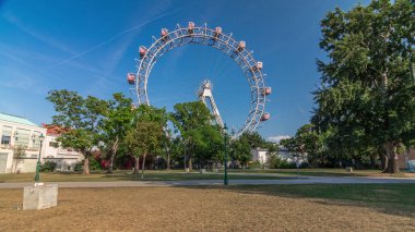 Wiener Riesenrad in Prater Timelapse hiperlapse - Avusturya 'nın en eski ve en büyük dönme dolabı. Viyana şehrinin sembolü. Parktan görüntüle